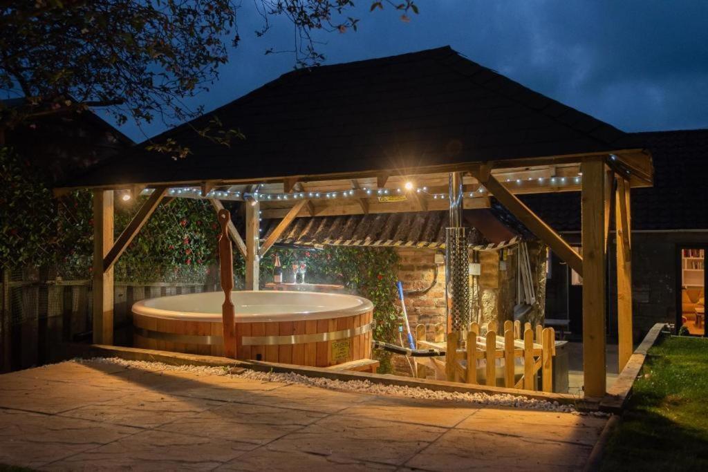 East Cottage * Wood Burning Hot Tub * Garden St. Andrews Exterior photo